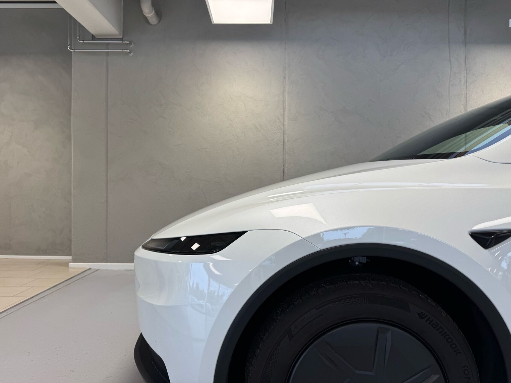 Hvid Tesla Model Y fra 2026