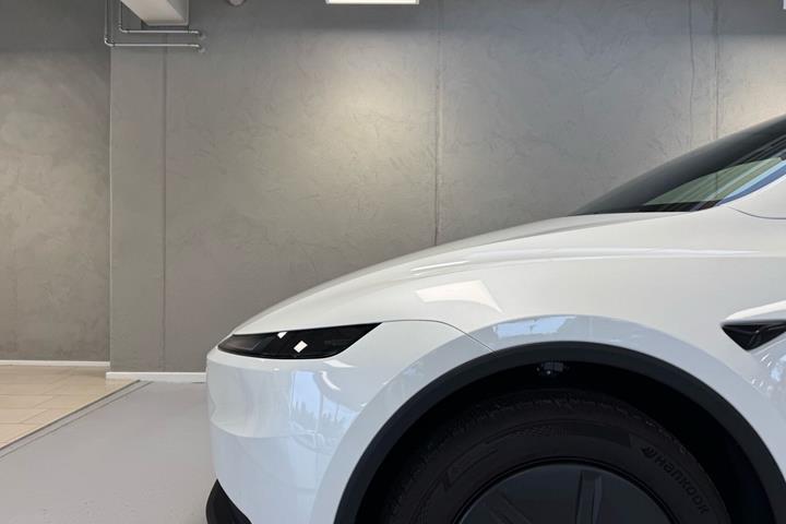 Hvid Tesla Model Y fra 2026