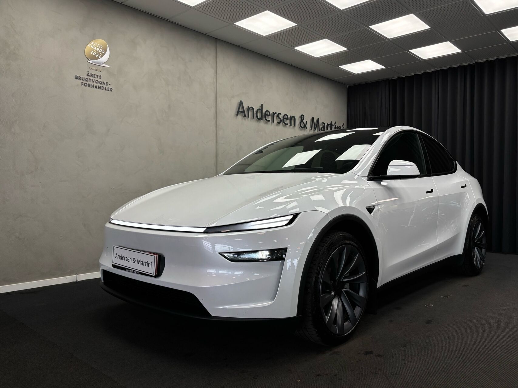 Hvid Tesla Model Y fra 2026