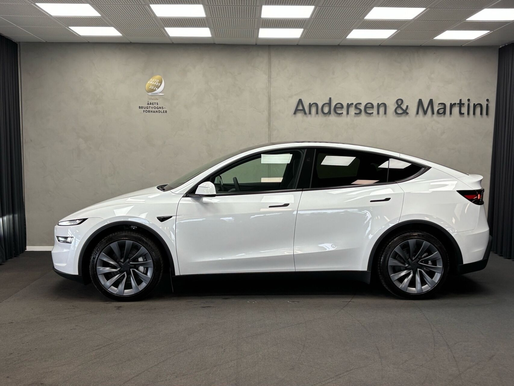 Hvid Tesla Model Y fra 2026