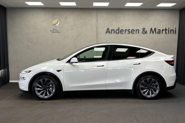 Hvid Tesla Model Y fra 2026
