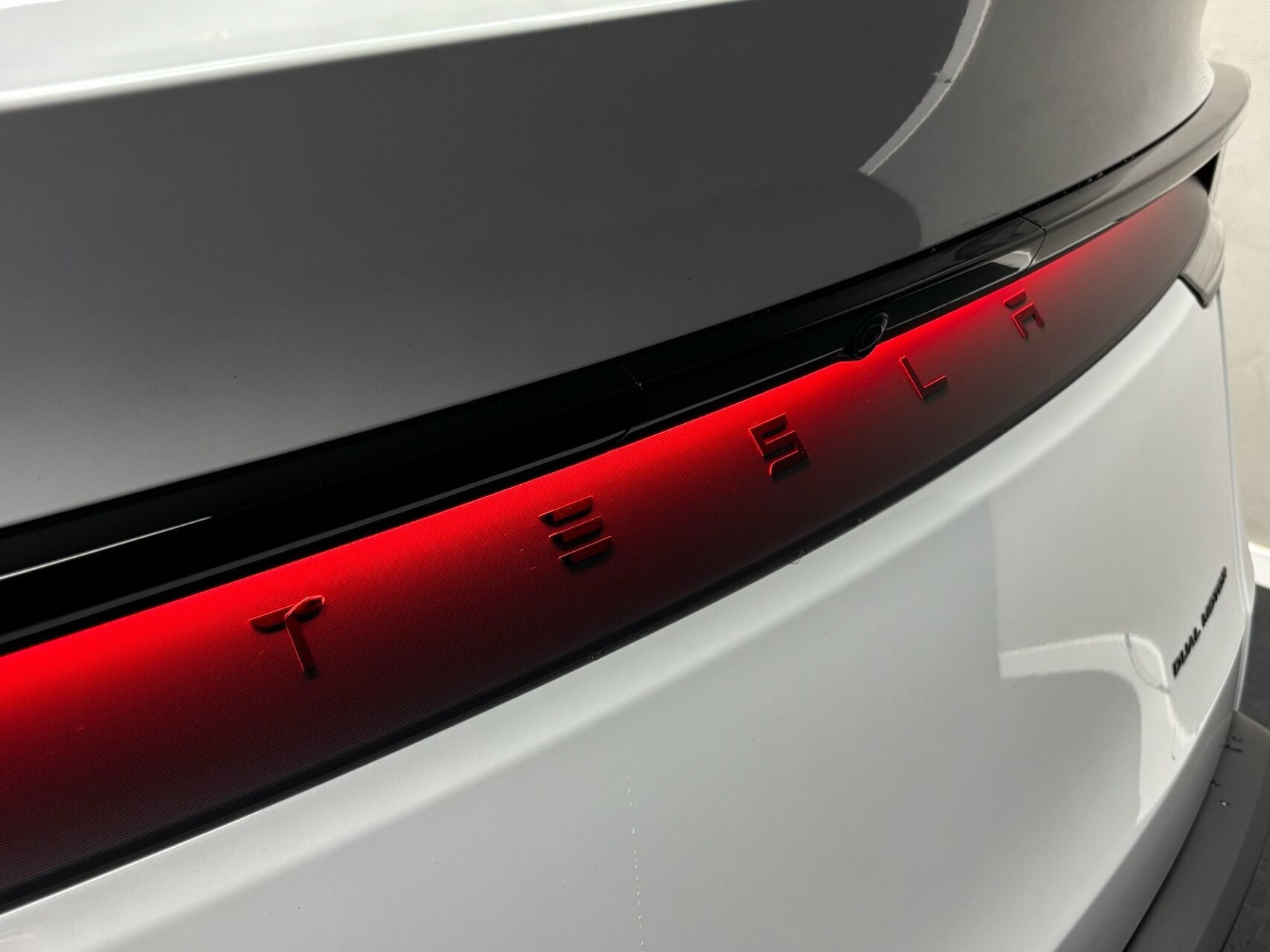 Hvid Tesla Model Y fra 2026