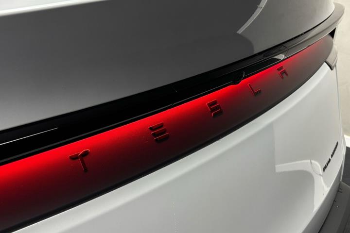 Hvid Tesla Model Y fra 2026