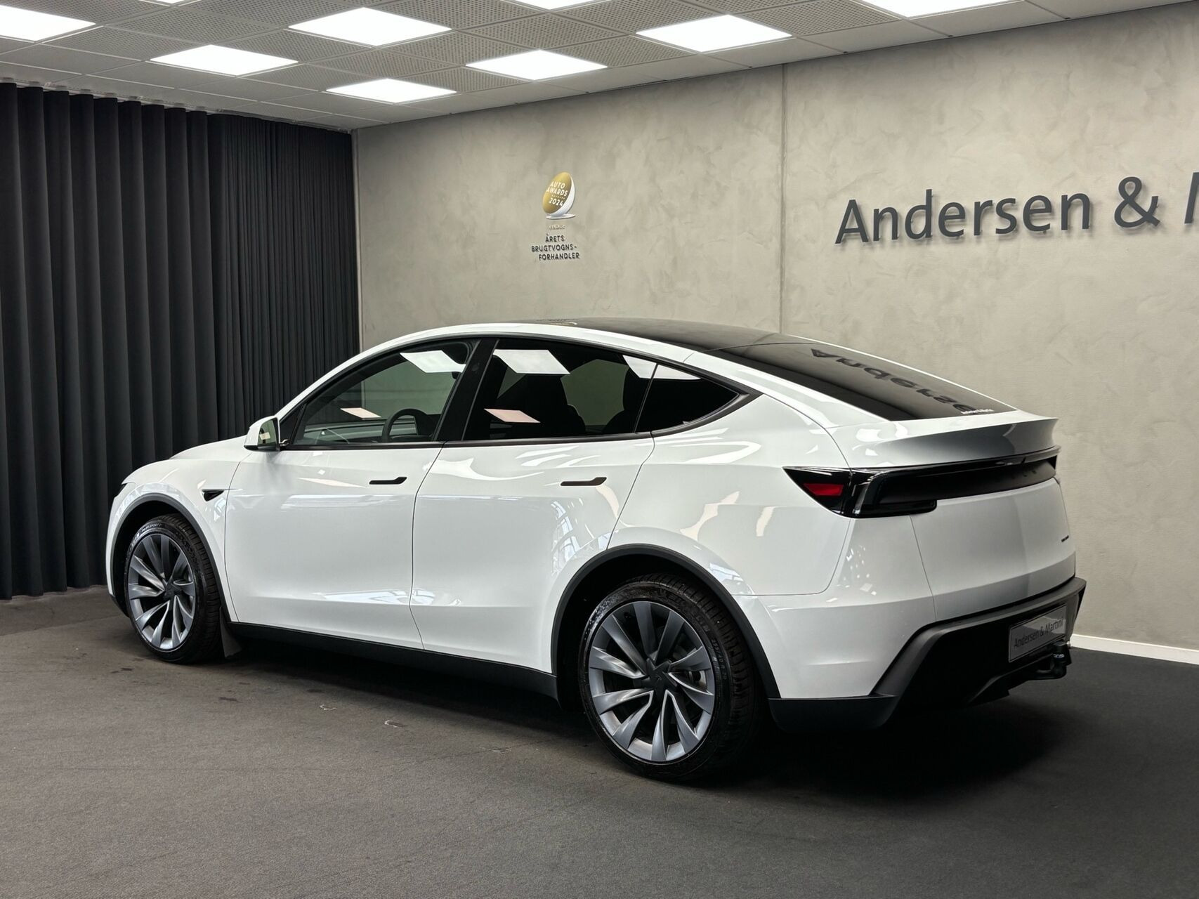 Hvid Tesla Model Y fra 2026