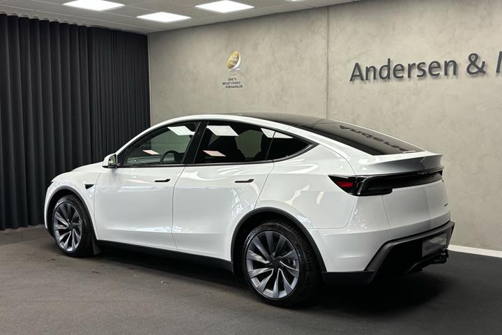 Hvid Tesla Model Y fra 2026