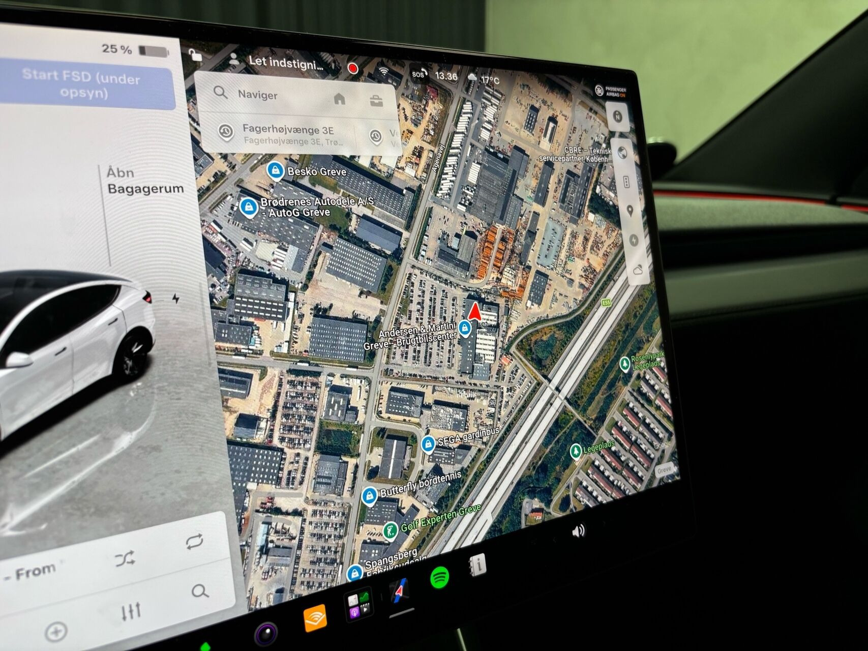 Hvid Tesla Model Y fra 2026