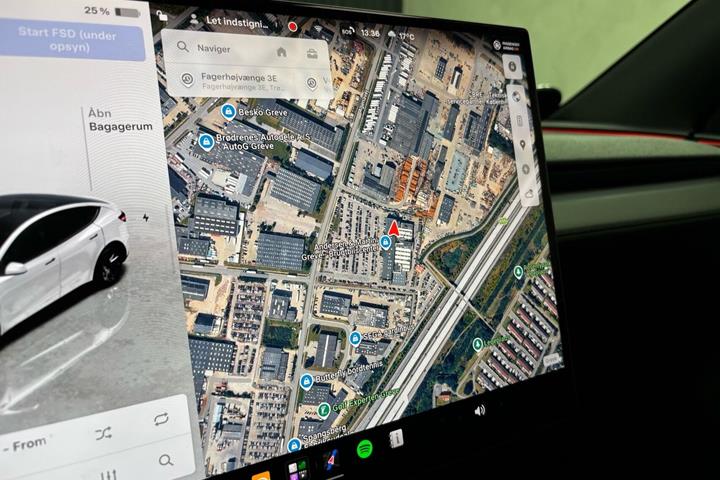 Hvid Tesla Model Y fra 2026