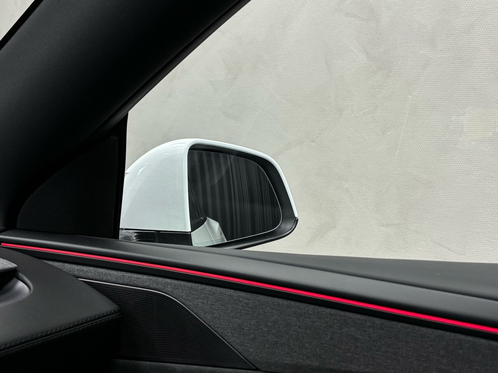 Hvid Tesla Model Y fra 2026