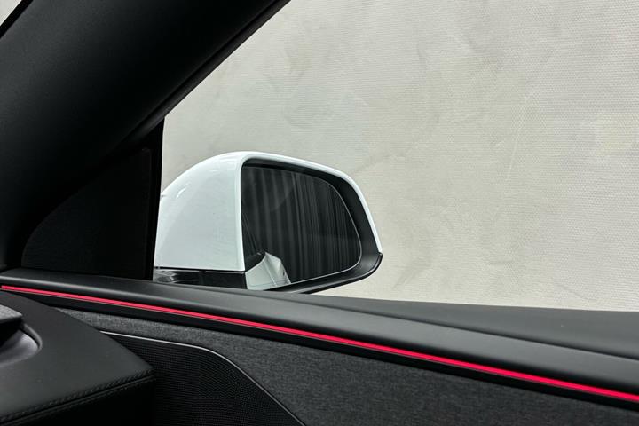 Hvid Tesla Model Y fra 2026