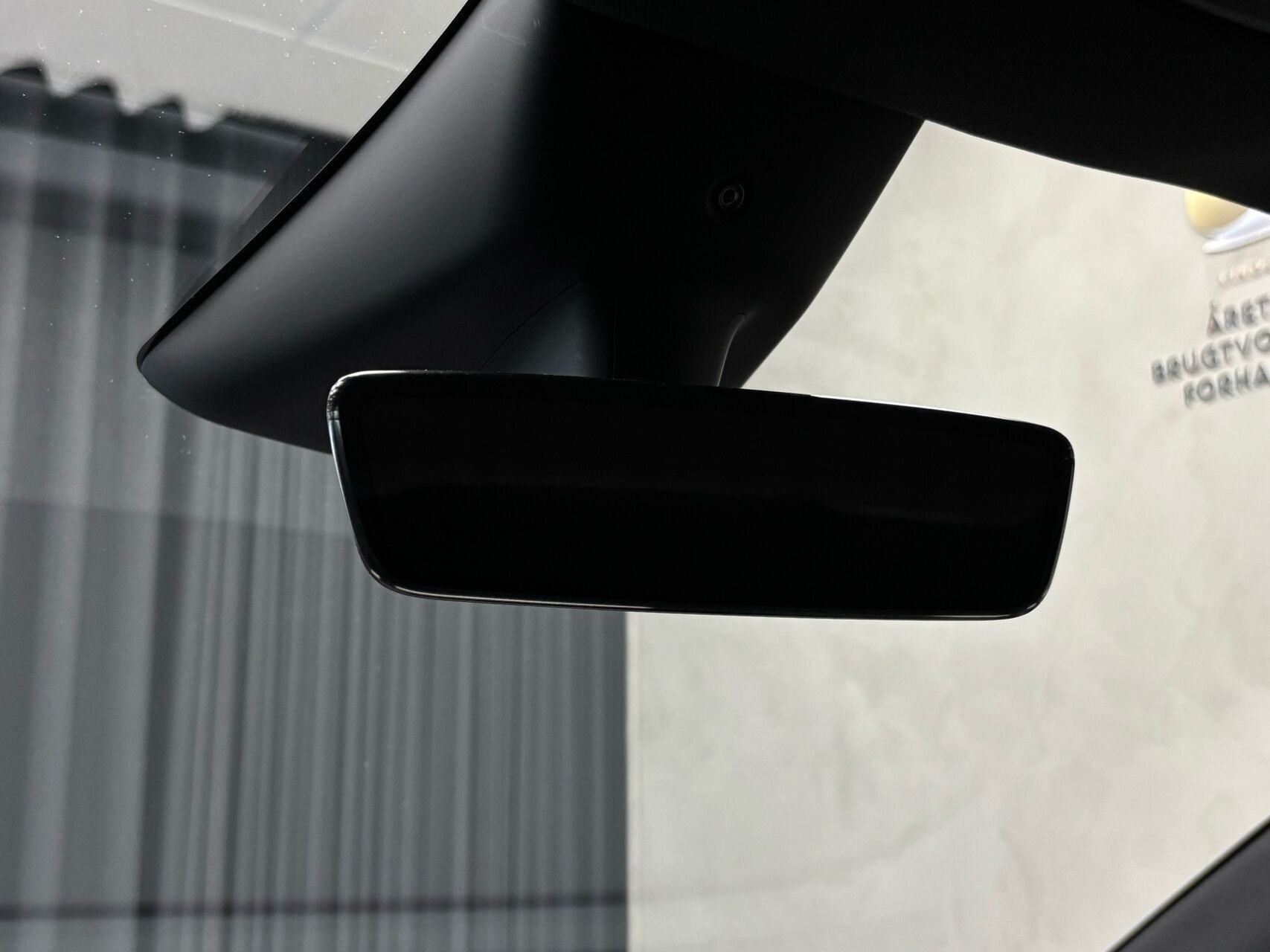 Hvid Tesla Model Y fra 2026