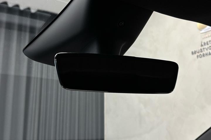 Hvid Tesla Model Y fra 2026