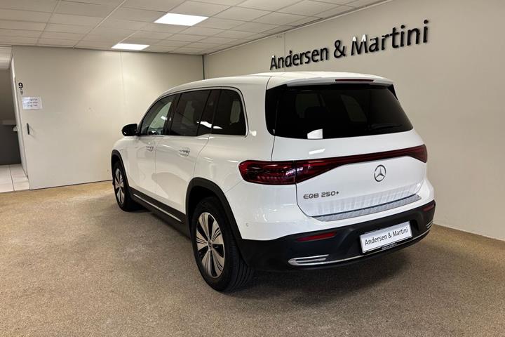 Hvid Mercedes EQB250+ fra 2025