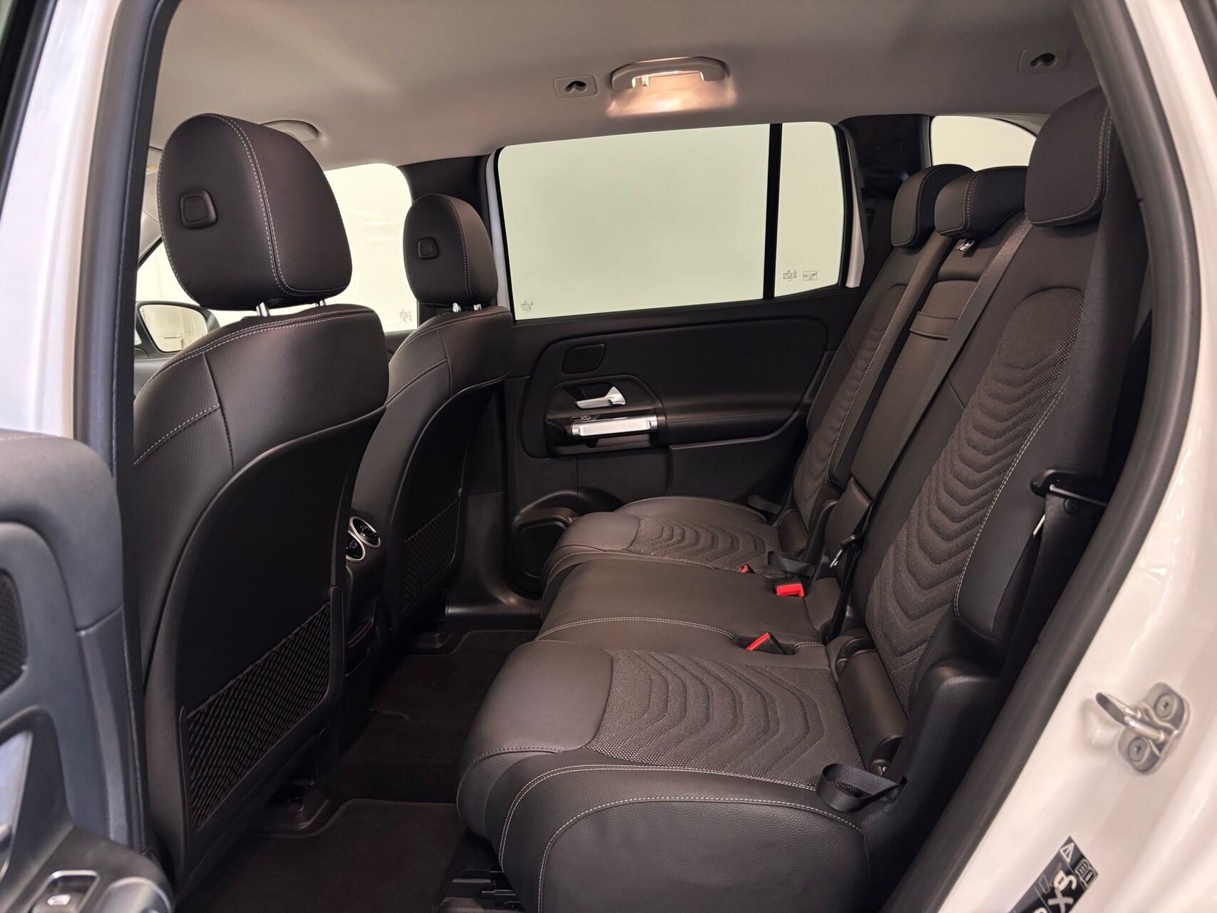 Hvid Mercedes EQB250+ fra 2025