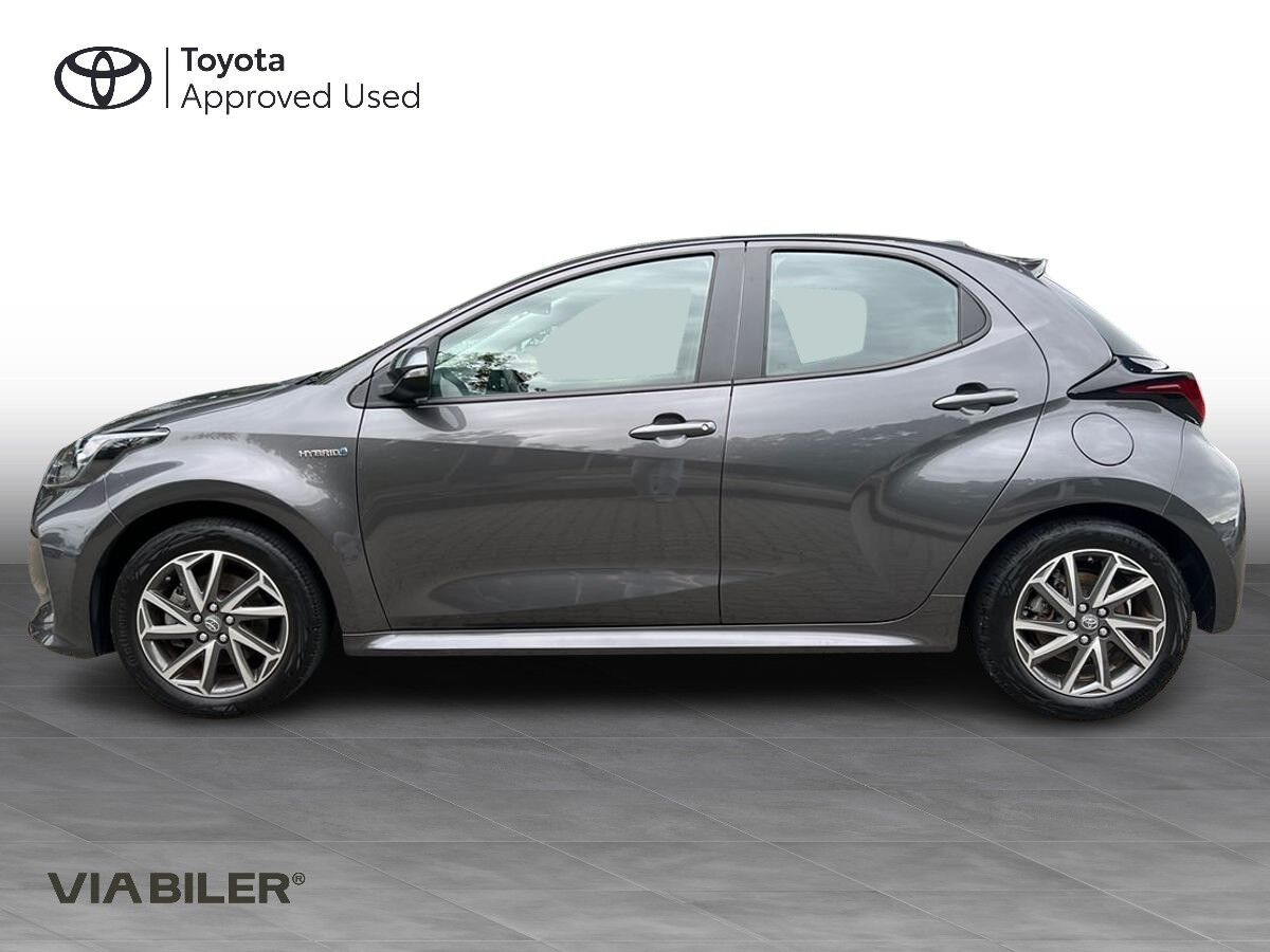 Grå Toyota Yaris fra 2021
