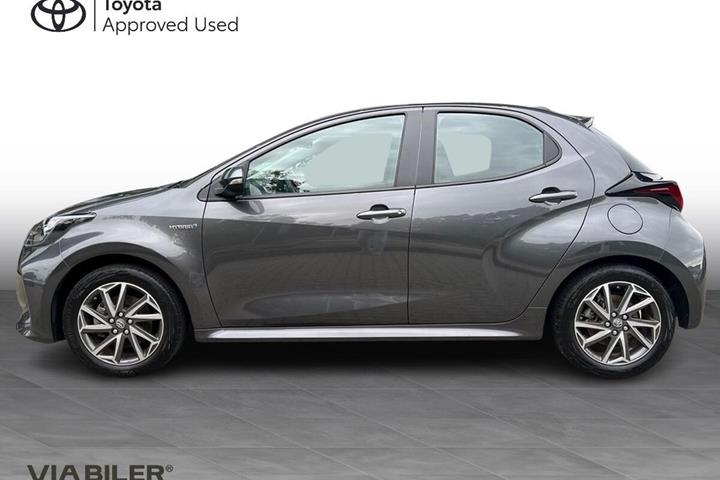 Grå Toyota Yaris fra 2021