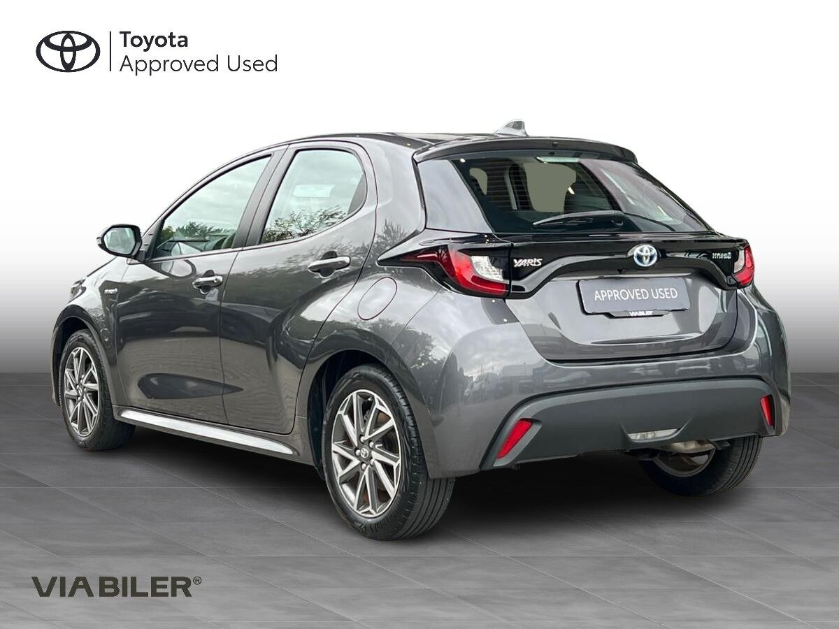 Grå Toyota Yaris fra 2021