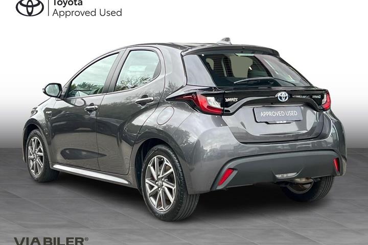 Grå Toyota Yaris fra 2021