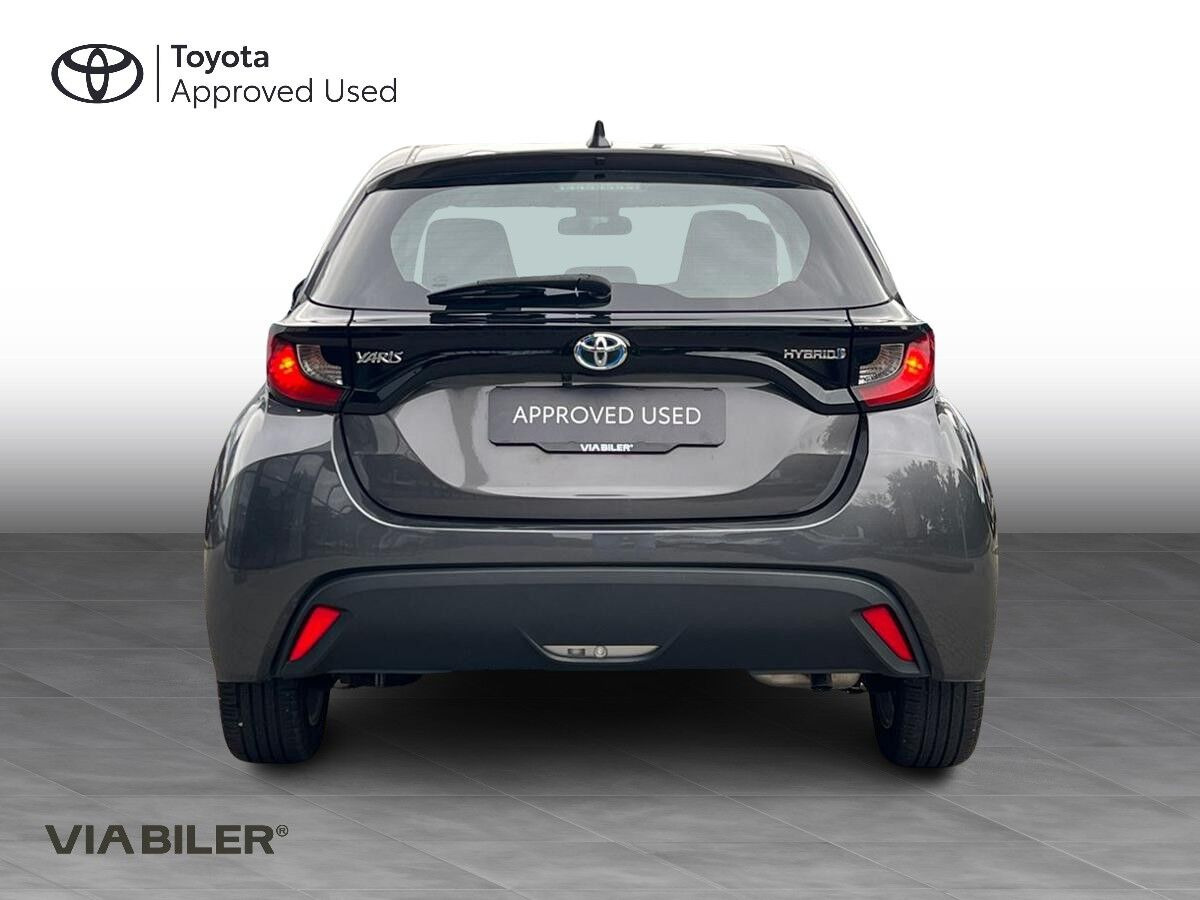 Grå Toyota Yaris fra 2021