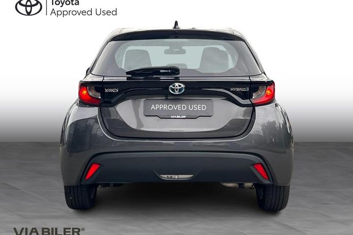 Grå Toyota Yaris fra 2021