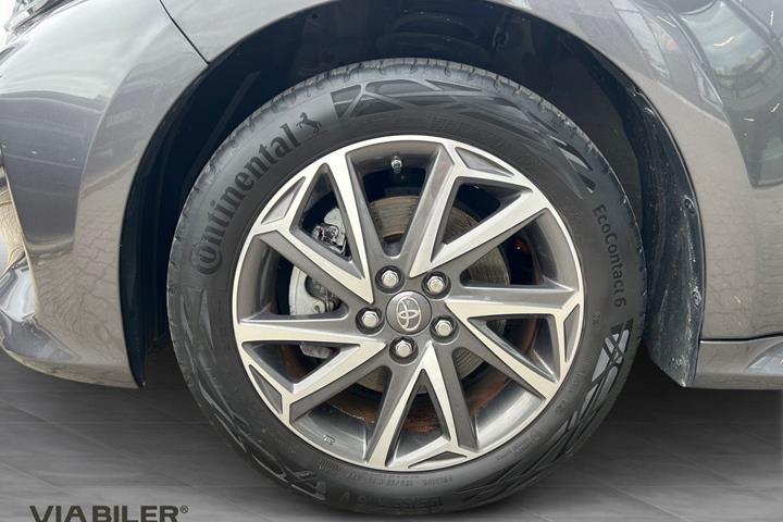 Grå Toyota Yaris fra 2021