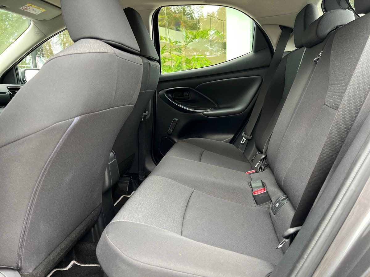 Grå Toyota Yaris fra 2021