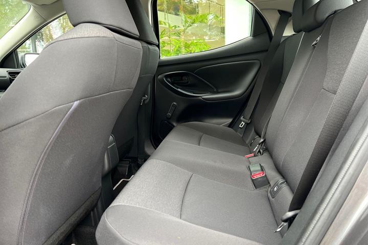 Grå Toyota Yaris fra 2021