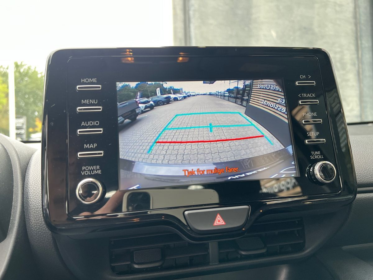 Grå Toyota Yaris fra 2021