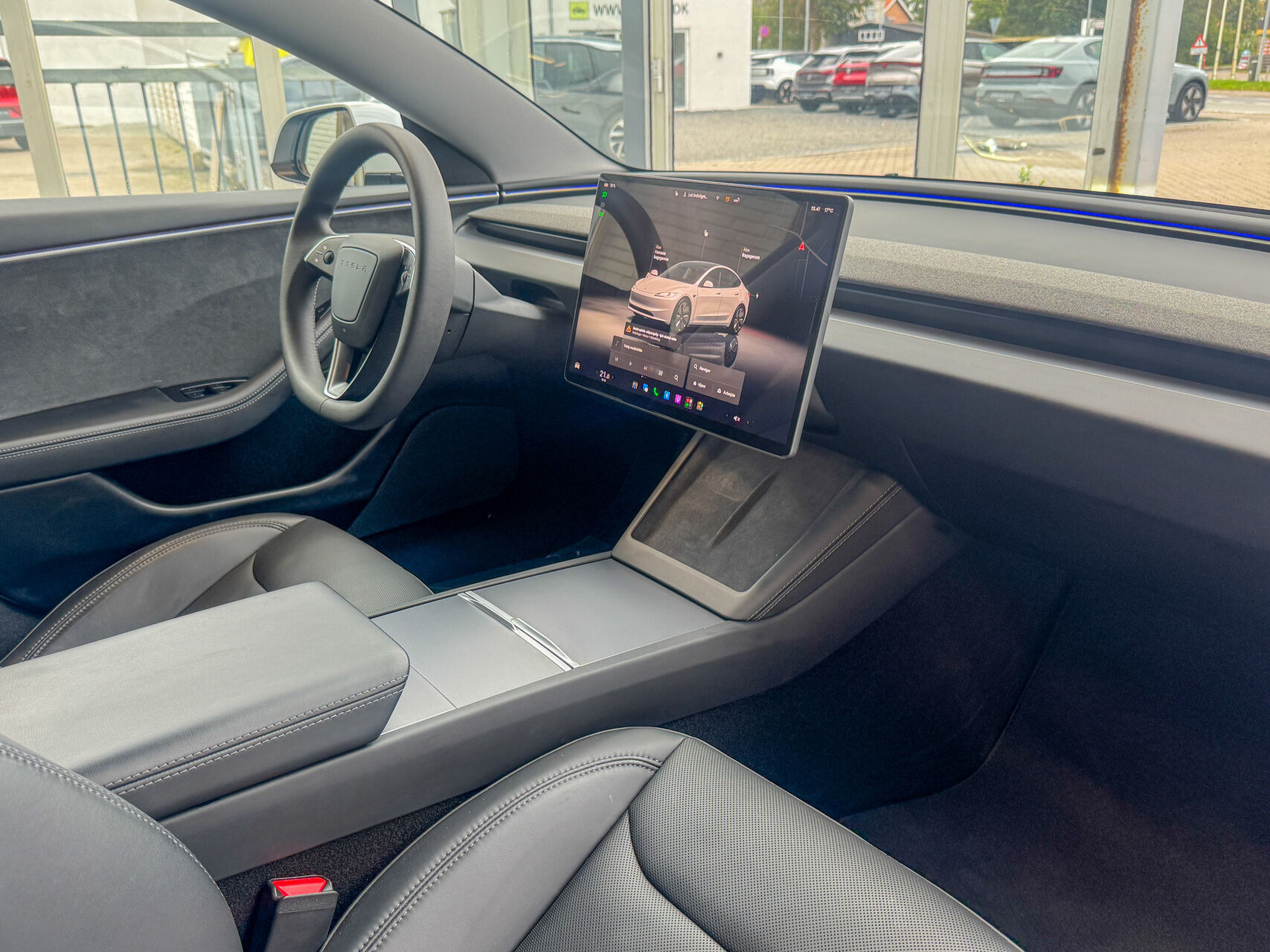 Hvid Tesla Model 3 fra 2024