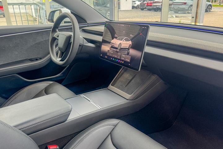 Hvid Tesla Model 3 fra 2024