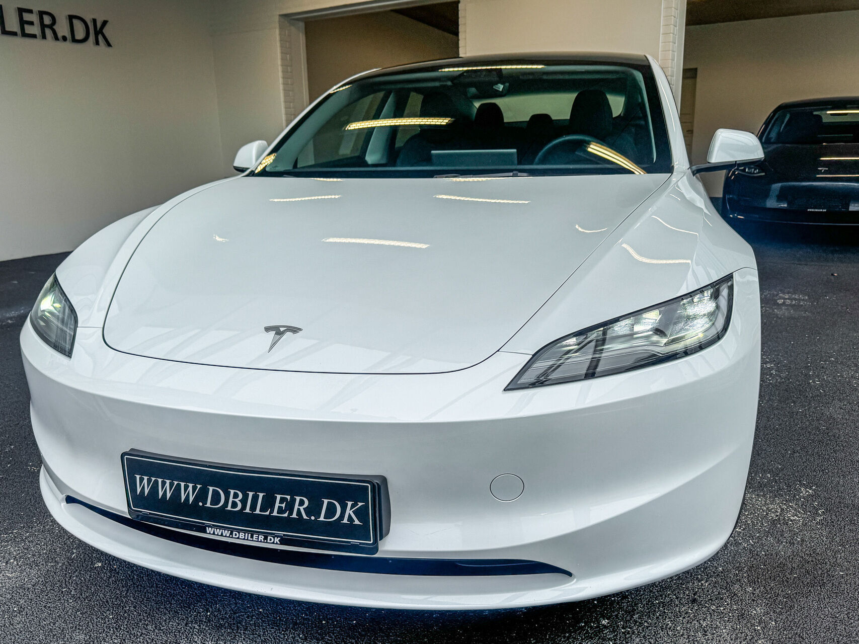 Hvid Tesla Model 3 fra 2024