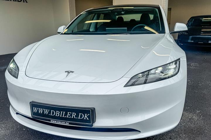 Hvid Tesla Model 3 fra 2024