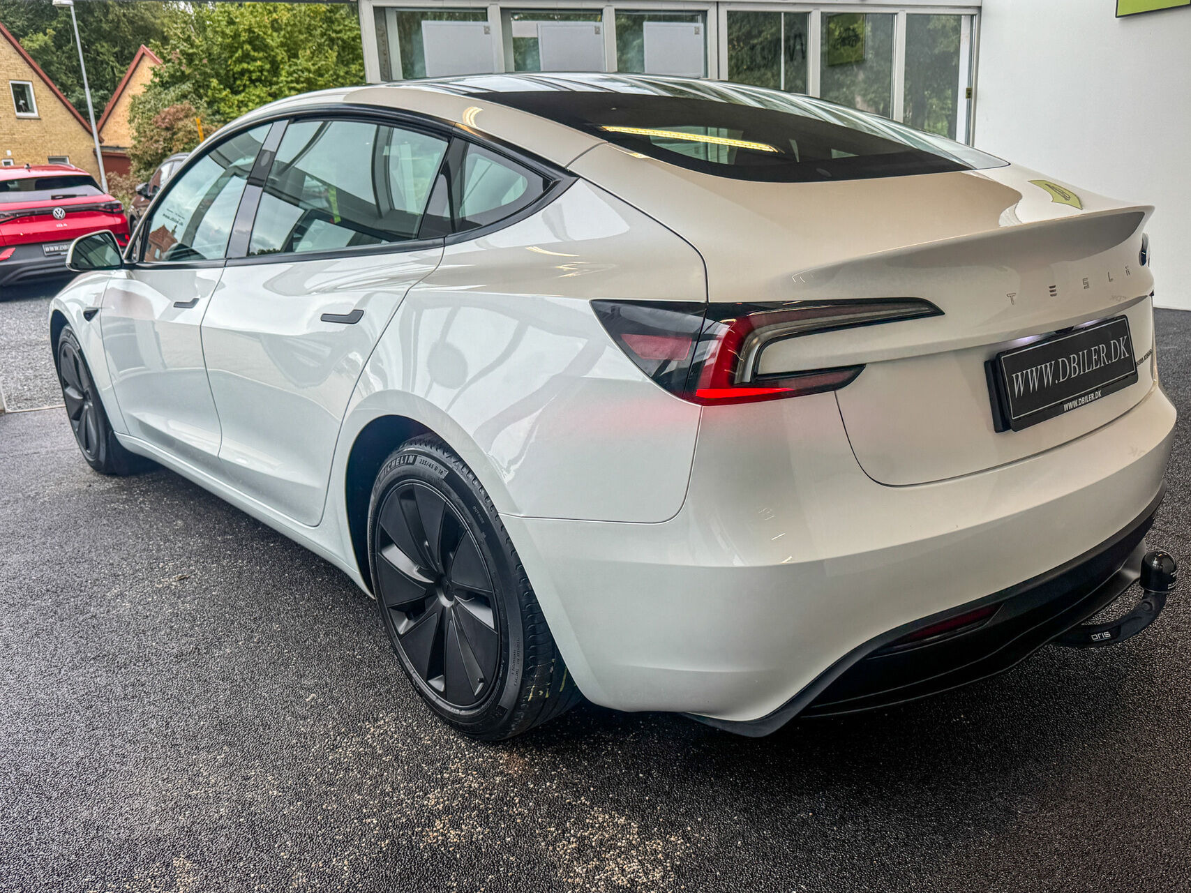 Hvid Tesla Model 3 fra 2024