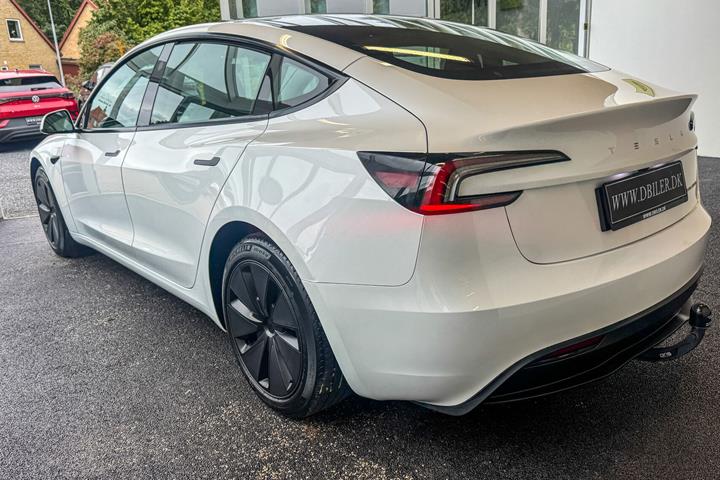 Hvid Tesla Model 3 fra 2024