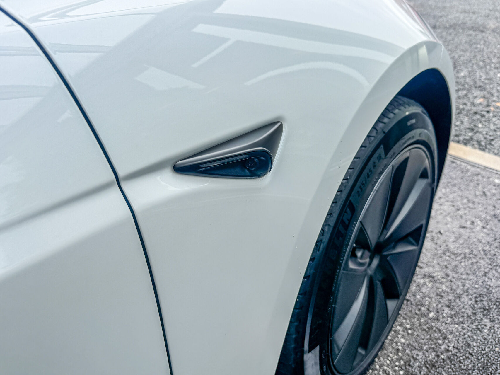 Hvid Tesla Model 3 fra 2024