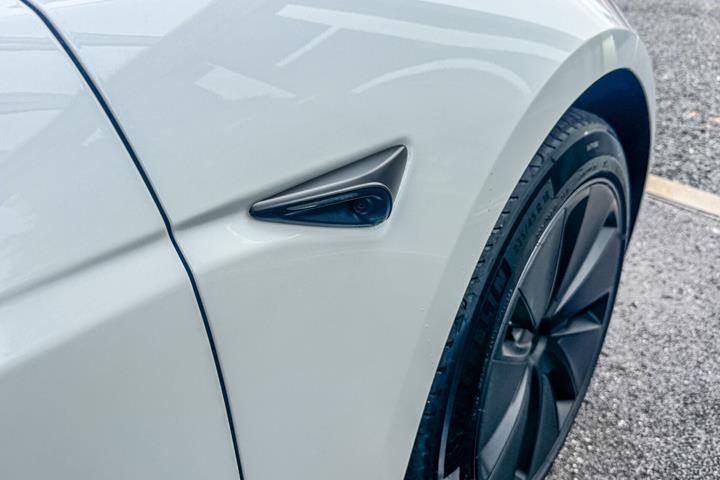 Hvid Tesla Model 3 fra 2024