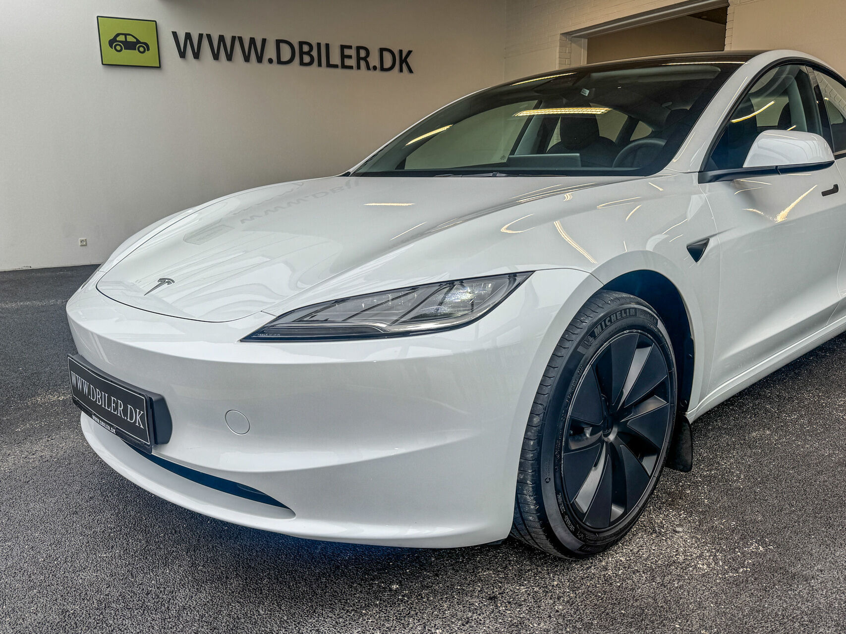Hvid Tesla Model 3 fra 2024