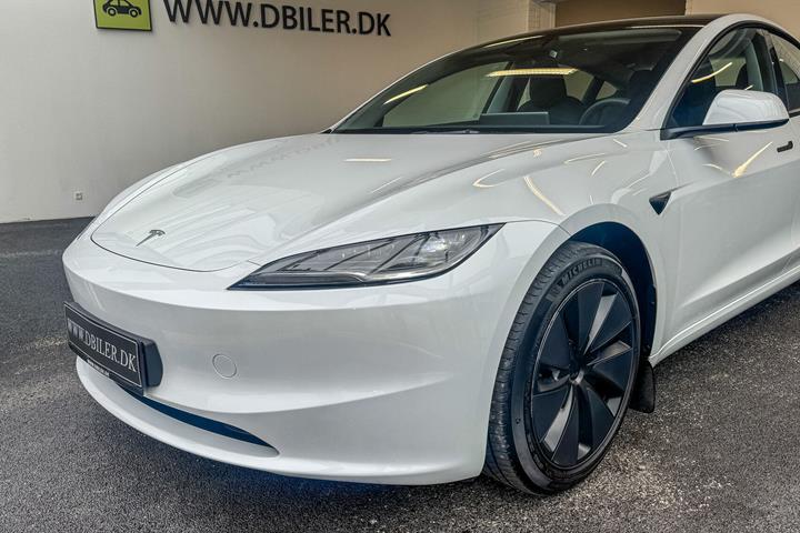 Hvid Tesla Model 3 fra 2024