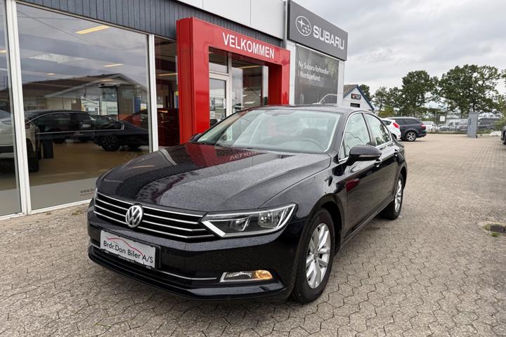 Sort VW Passat fra 2017 set udefra