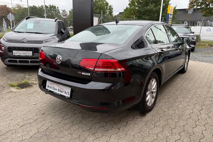 Sort VW Passat fra 2017