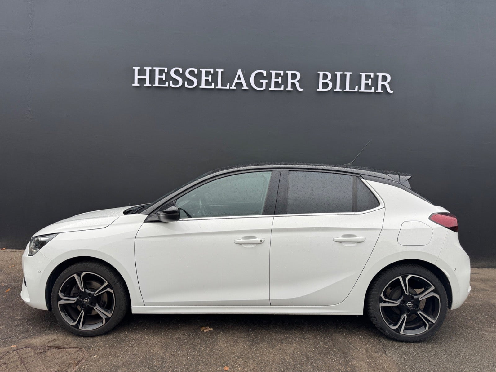 Hvid Opel Corsa fra 2023