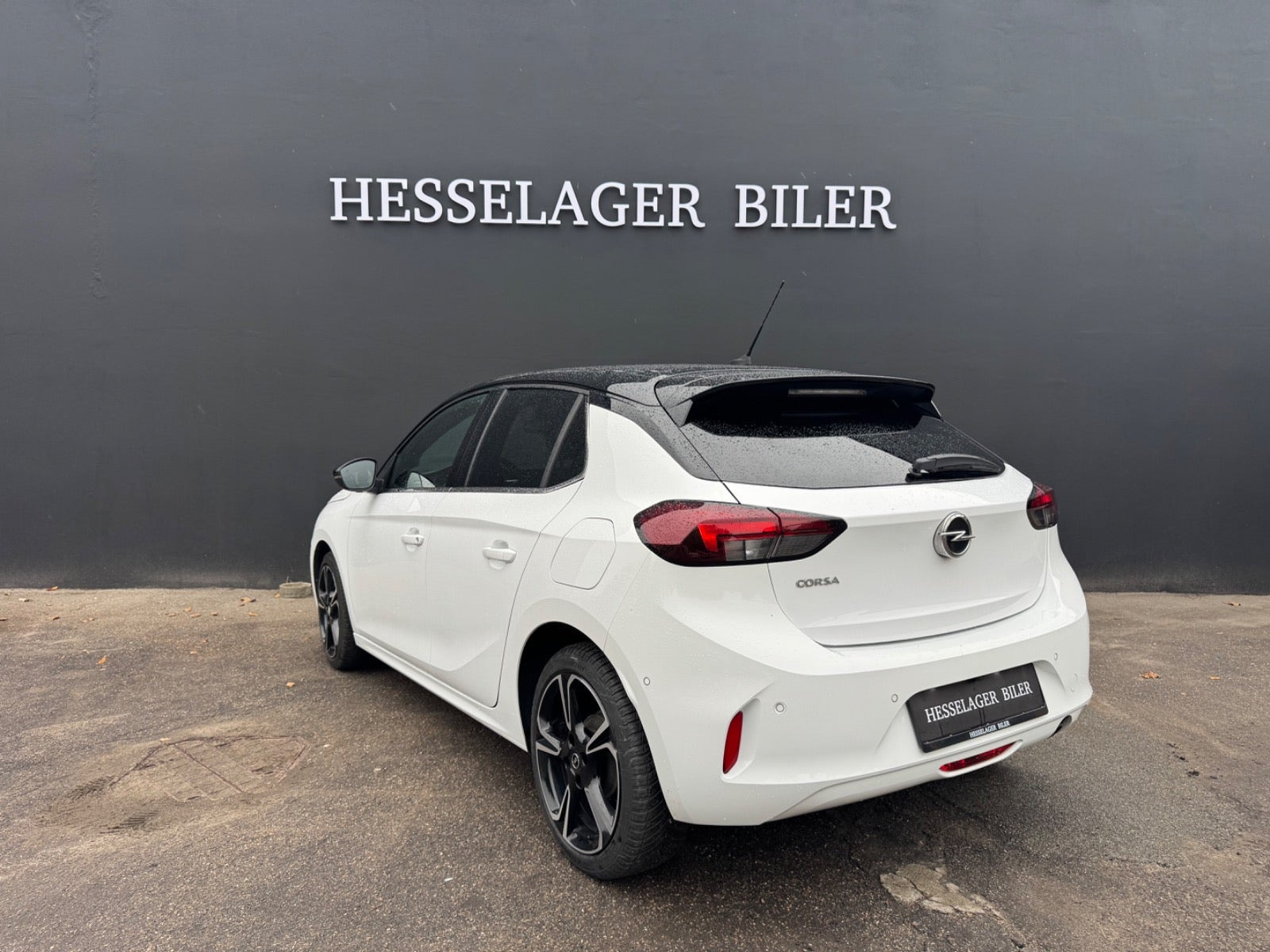 Hvid Opel Corsa fra 2023