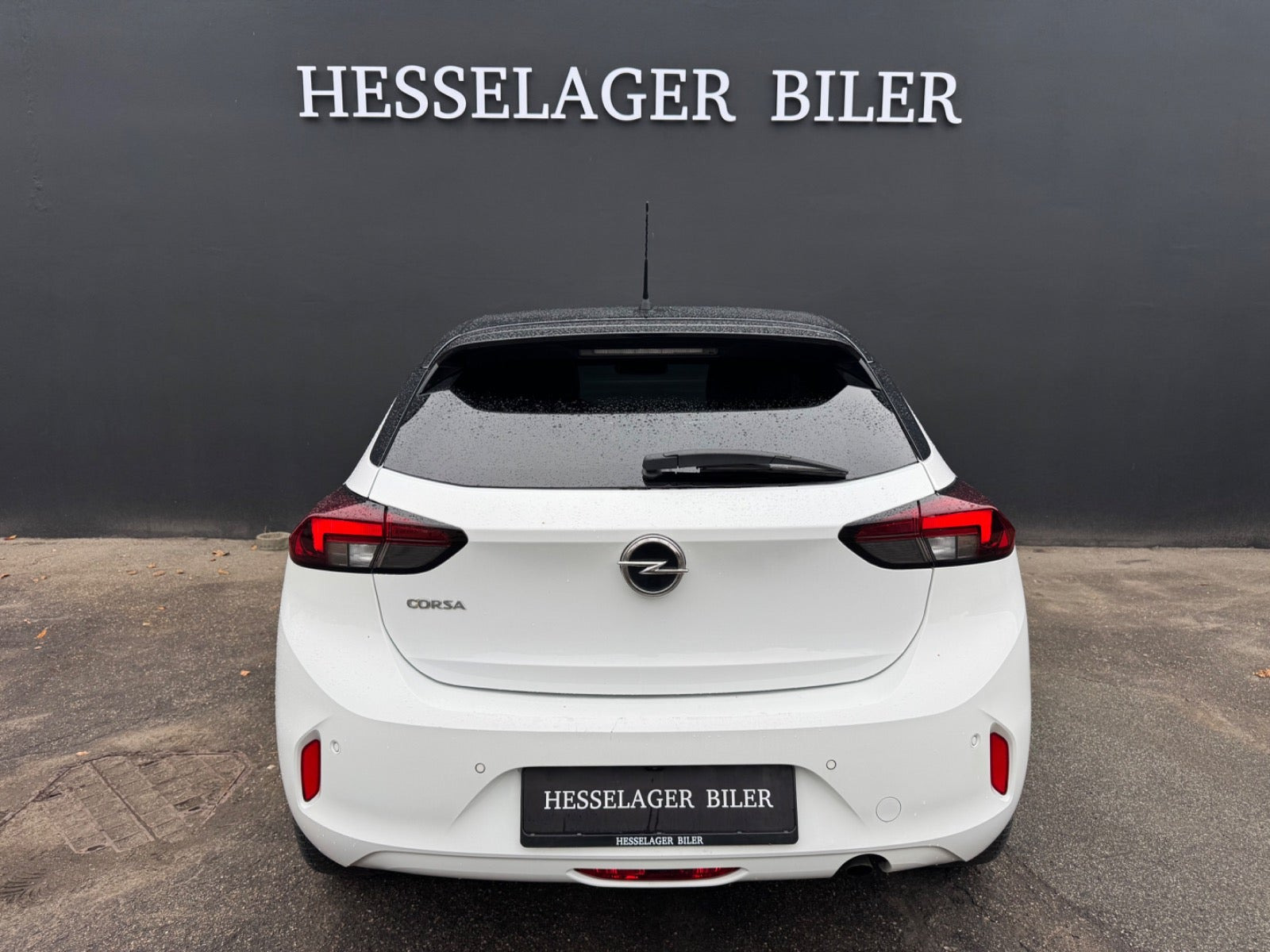 Hvid Opel Corsa fra 2023
