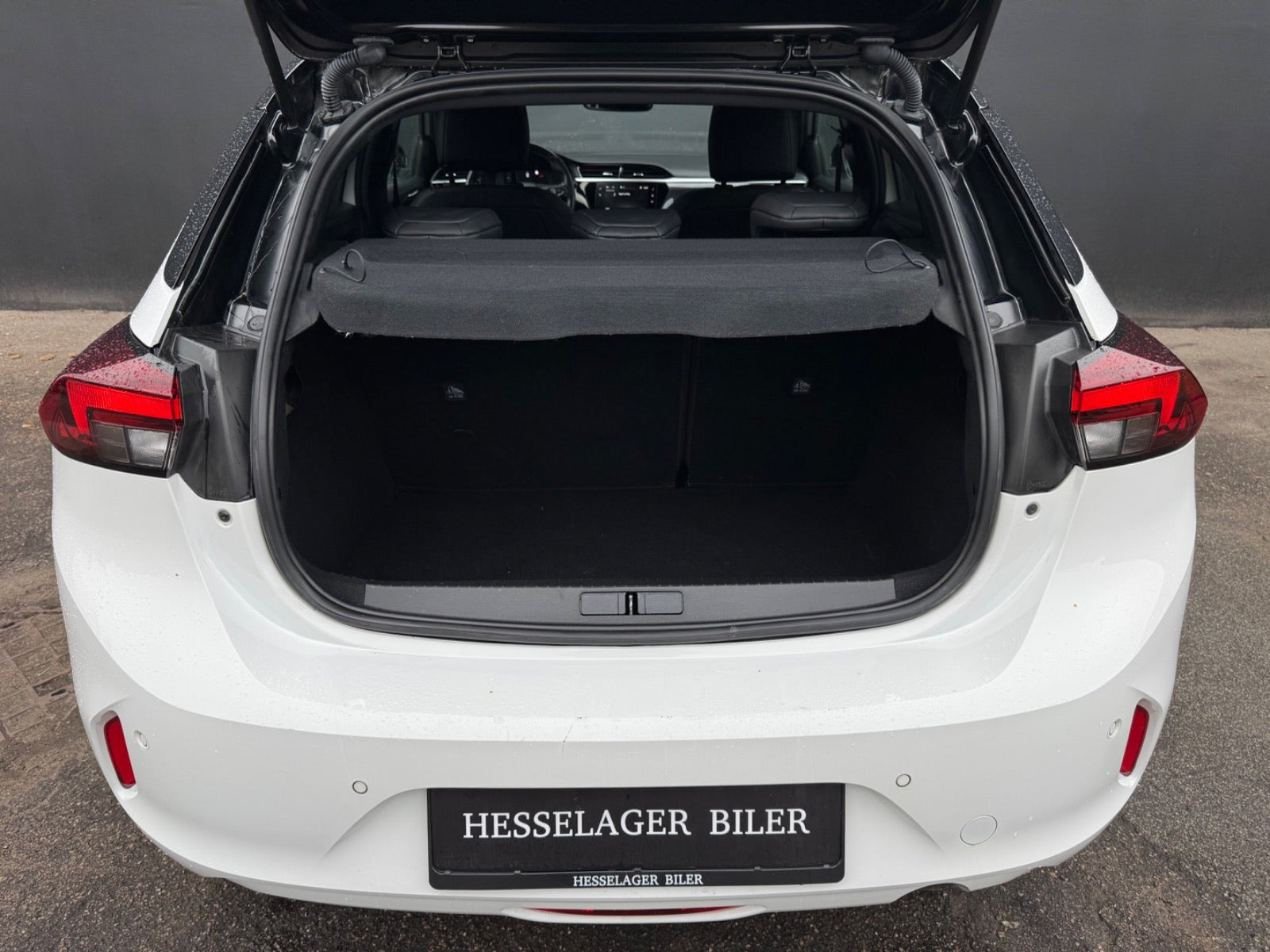 Hvid Opel Corsa fra 2023
