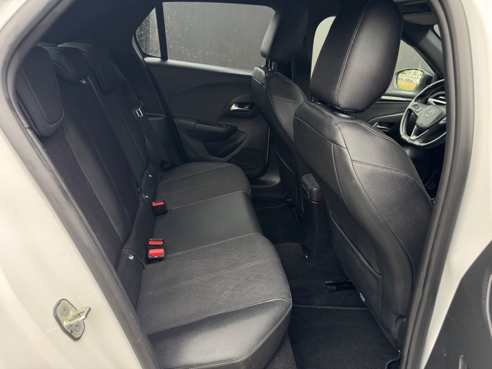 Hvid Opel Corsa fra 2023