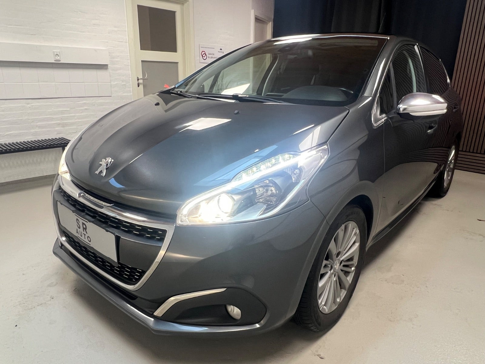Grå Peugeot 208 fra 2017