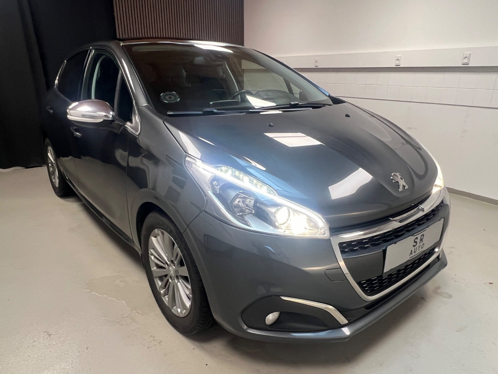Grå Peugeot 208 fra 2017