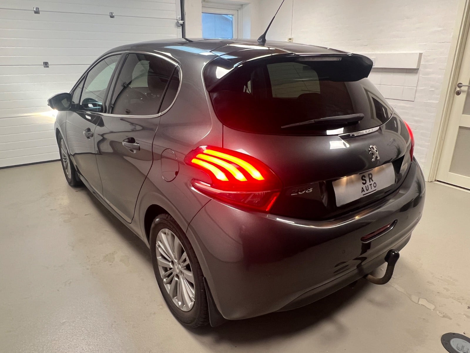 Grå Peugeot 208 fra 2017