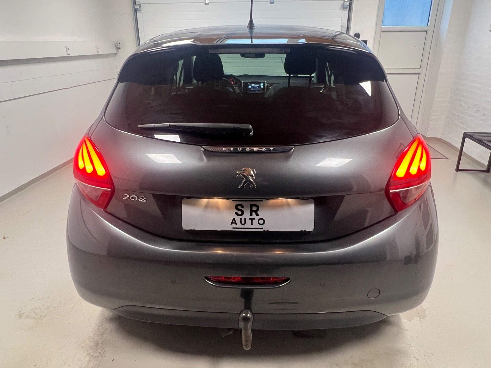Grå Peugeot 208 fra 2017