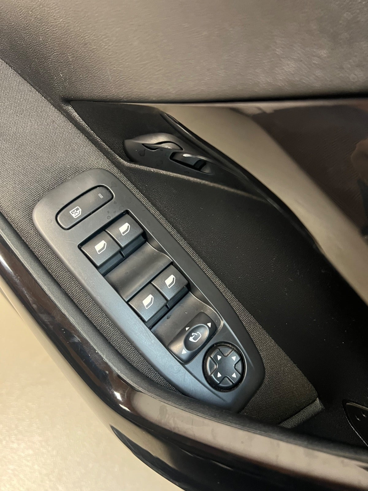 Grå Peugeot 208 fra 2017