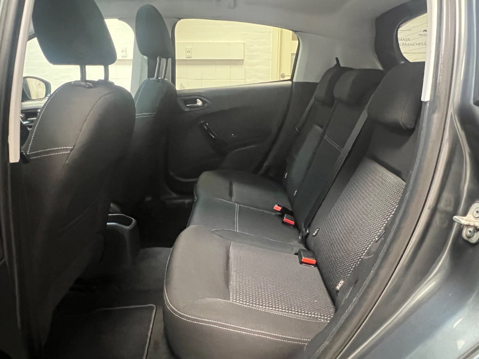 Grå Peugeot 208 fra 2017